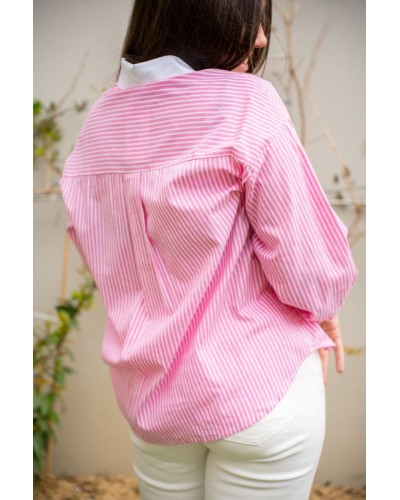 Chemise rose à col blanc
