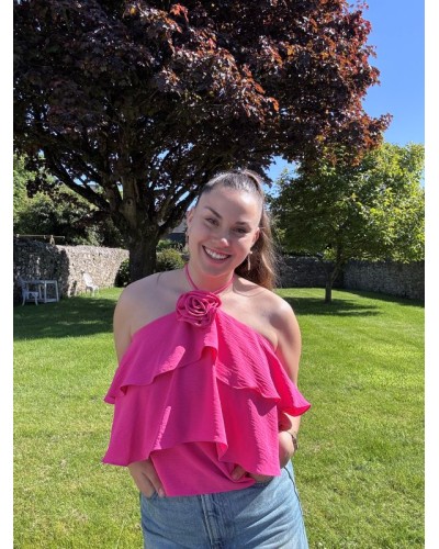 Haut rose à volants avec une fleur