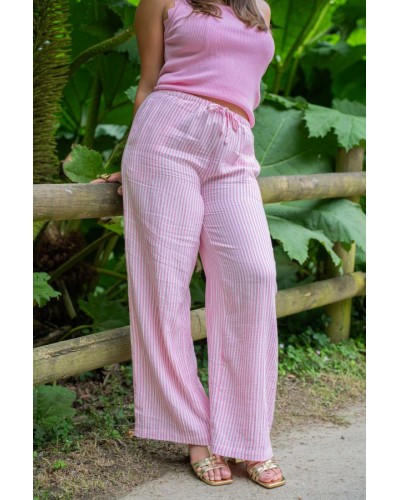 Pantalon fluide rose à rayures blanches