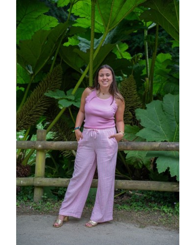 Pantalon fluide rose à rayures blanches