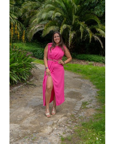 Robe rose avec bijoux à la taille