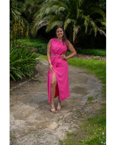 Robe rose avec bijoux à la taille
