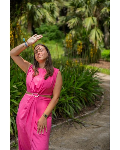 Robe rose avec bijoux à la taille