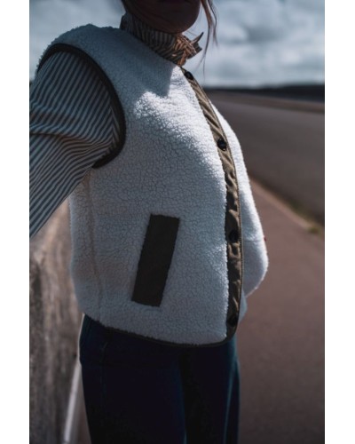 Veste sans manches en moumoute avec détails verts