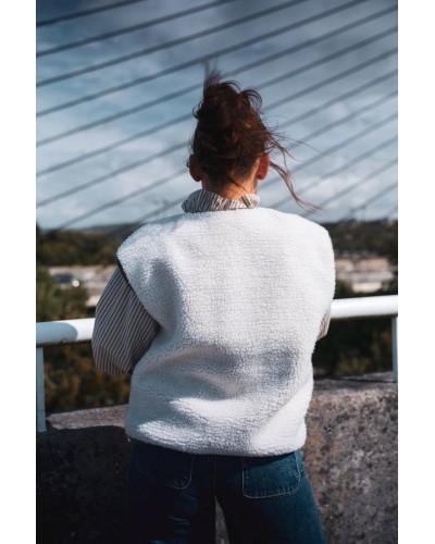 Veste sans manches en moumoute avec détails verts