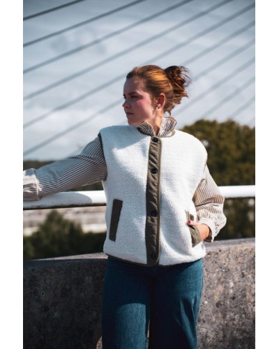 Veste sans manches en moumoute avec détails verts