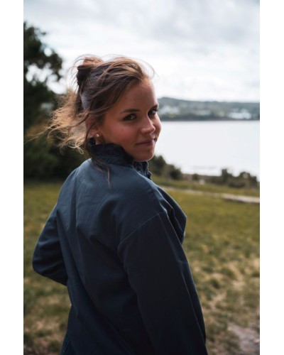Chemise bleu marine à boutons dorés