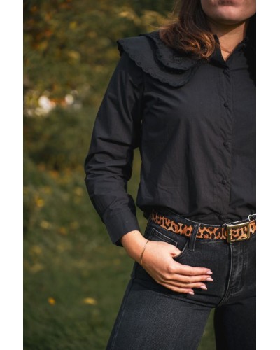 Blouse à col volant brodée