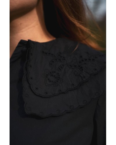 Blouse à col volant brodée