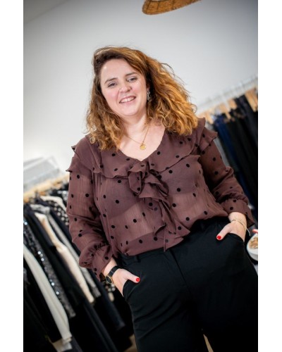 Blouse marron à volants et pois noirs